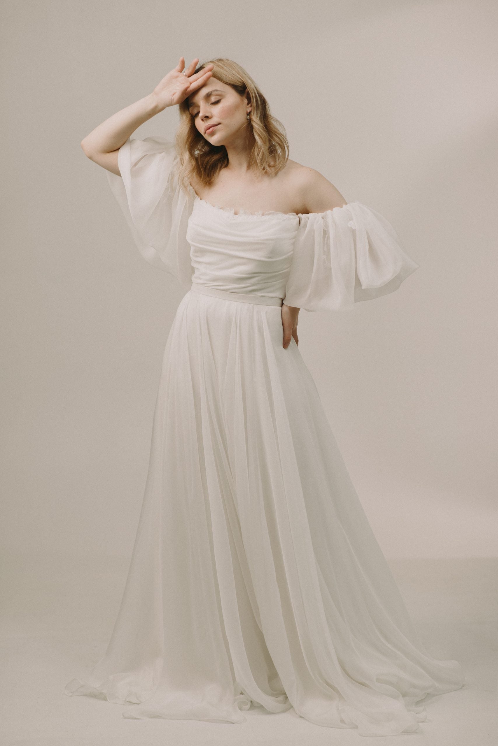 Rochie mireasa cu corset si maneci Luna