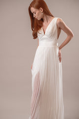 Eira | Rochie mireasă cu decolteu în V din mătase plisata