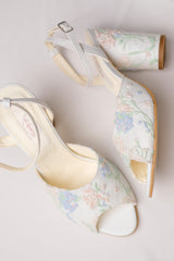 Spring | Thick heel bridal sandals with colorful embroidery size 38