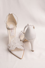 Anne - Bridal sandals with white embroidered flower