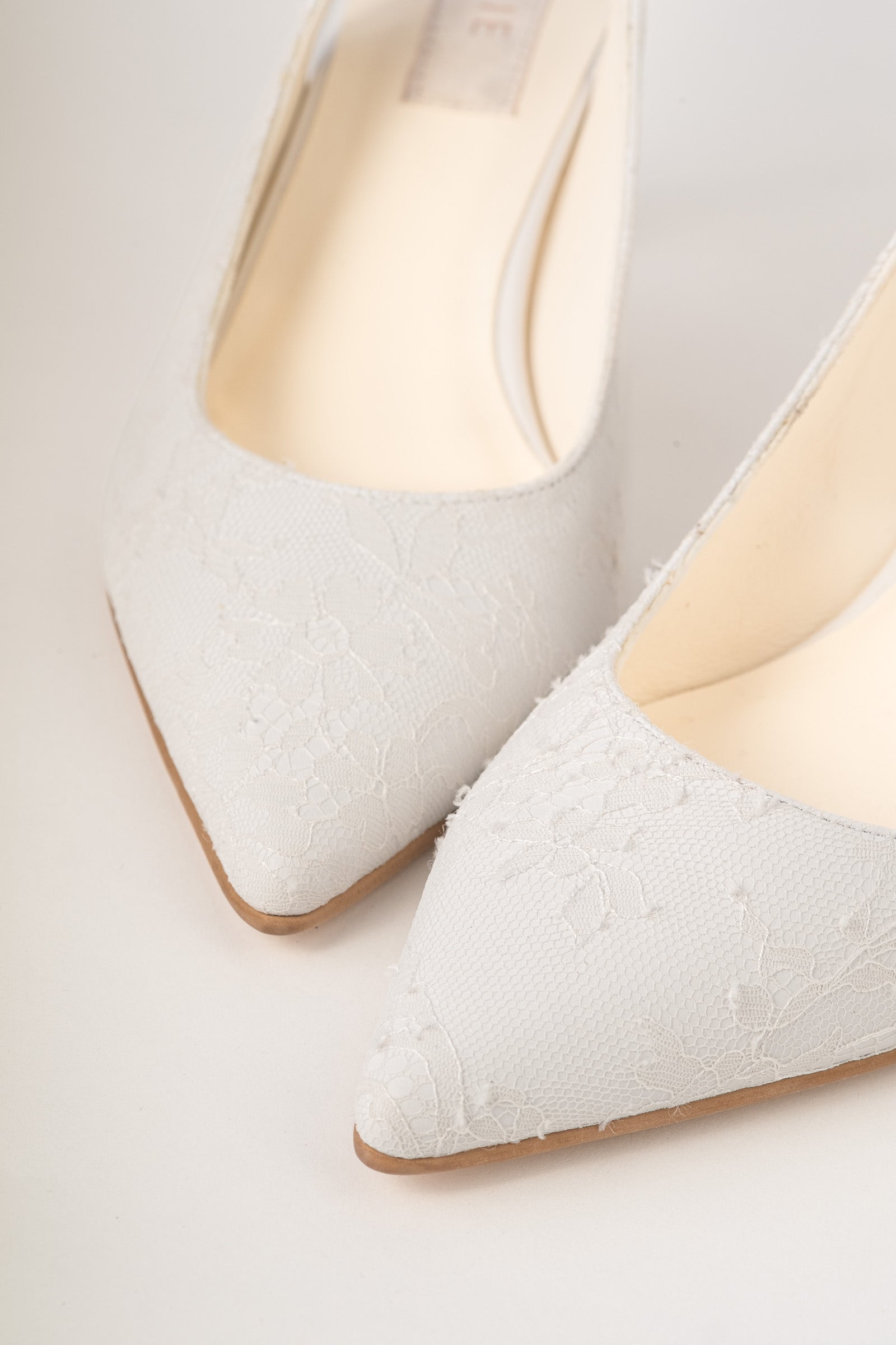 Pantofi de mireasă din piele, îmbrăcați în dantelă Clarisse