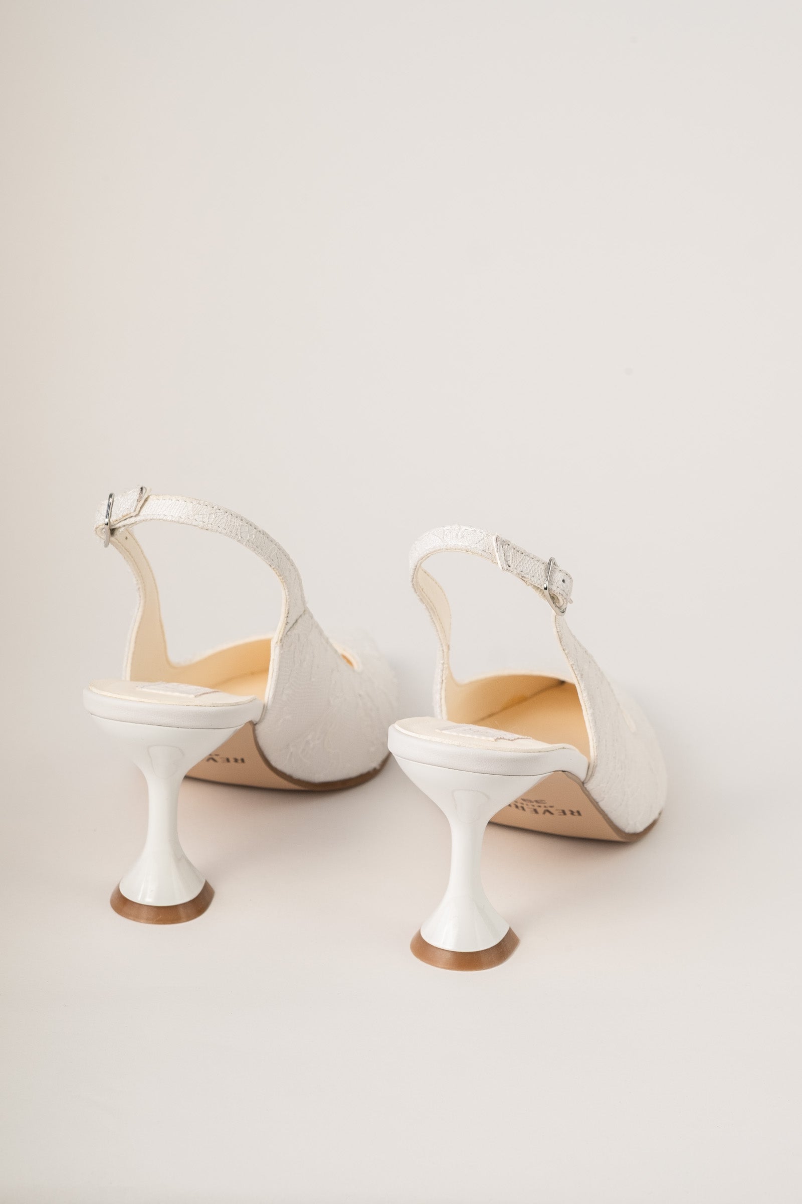 Pantofi de mireasă din piele, îmbrăcați în dantelă Clarisse