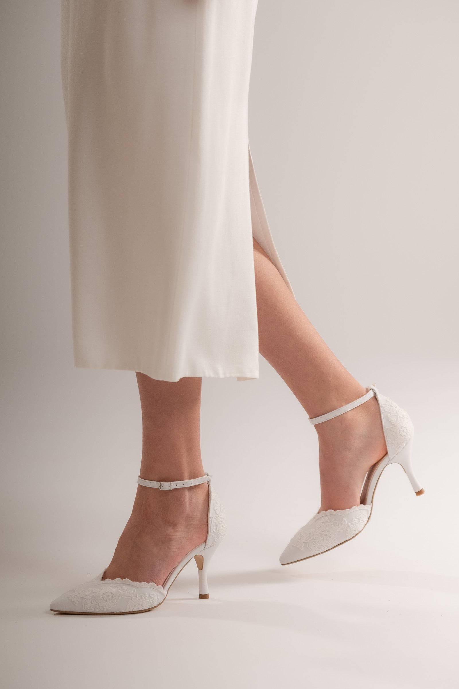 Deborah | Comfortable bridal shoes with embroidery
