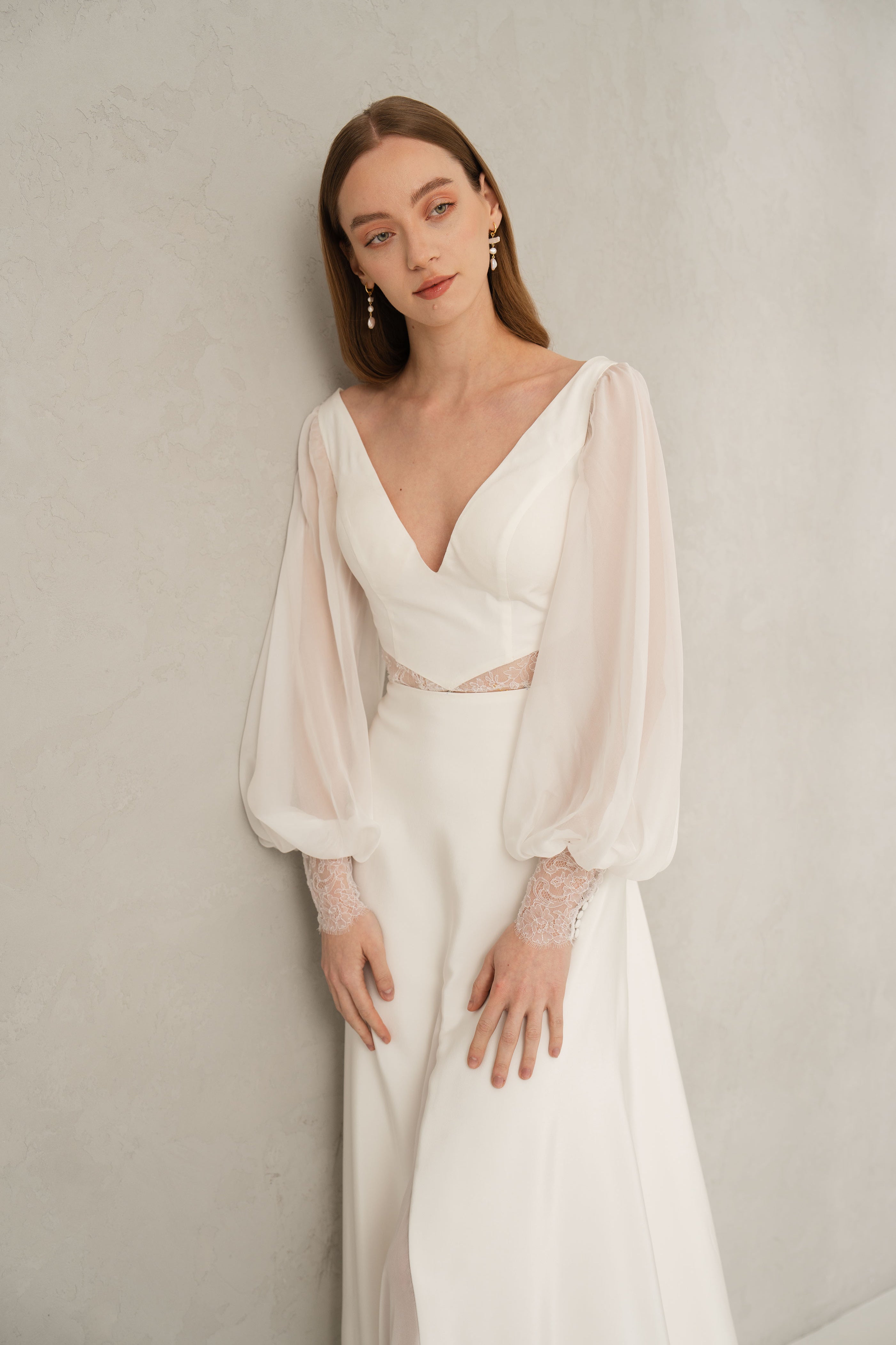 Rochie mireasa decolteu v si maneci Aine