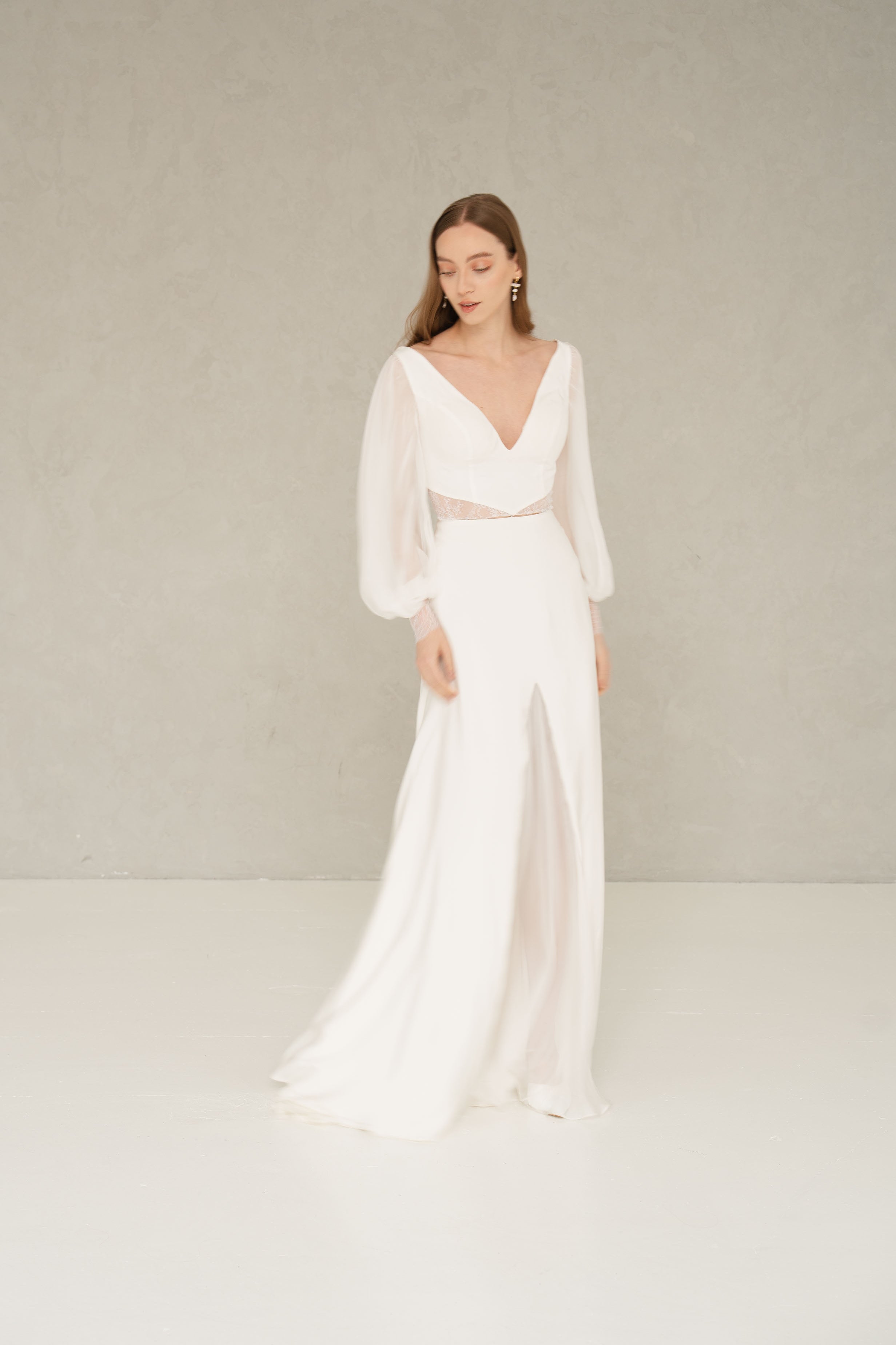 Rochie mireasa decolteu v si maneci Aine