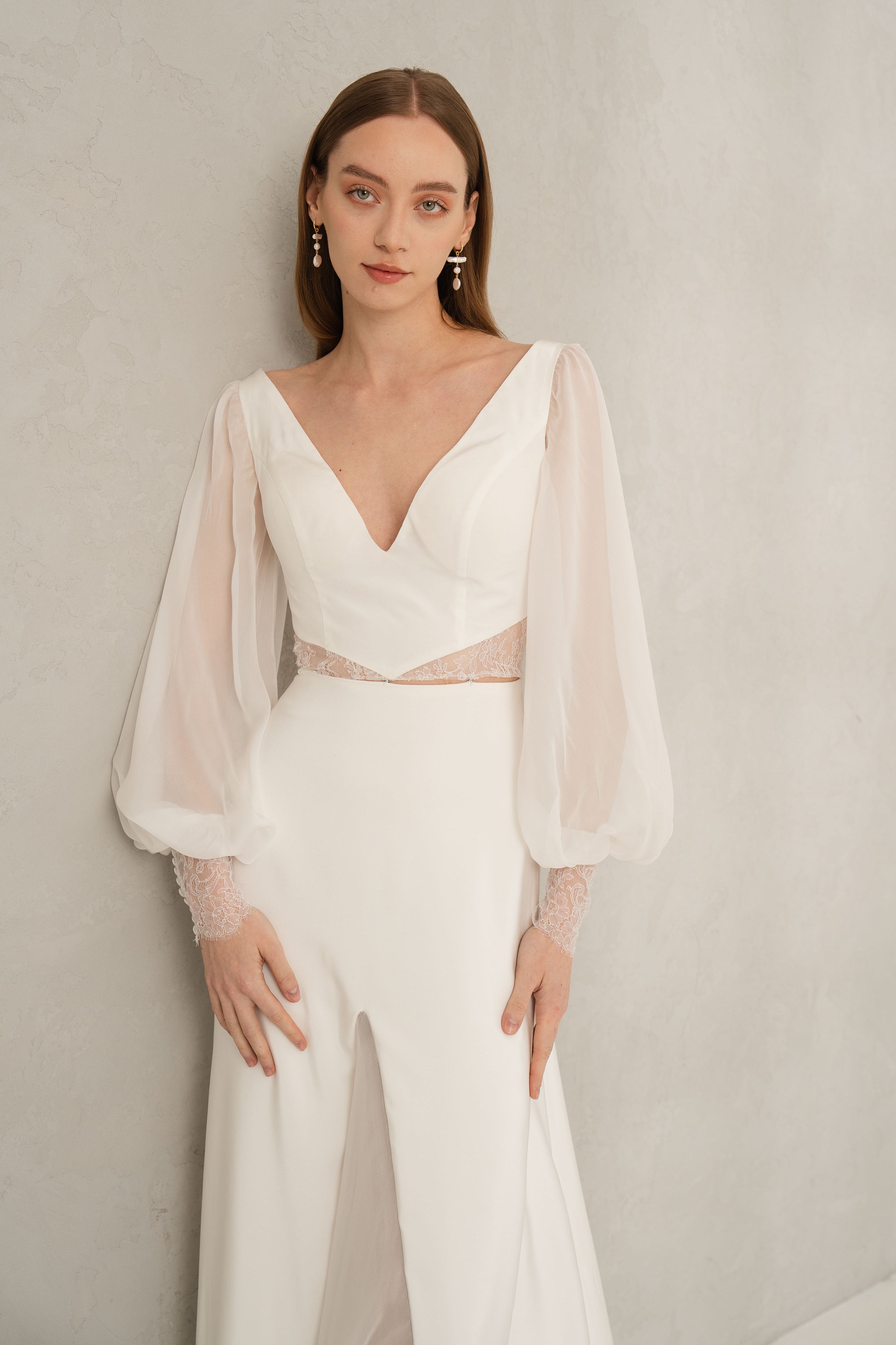 Rochie mireasa decolteu v si maneci Aine