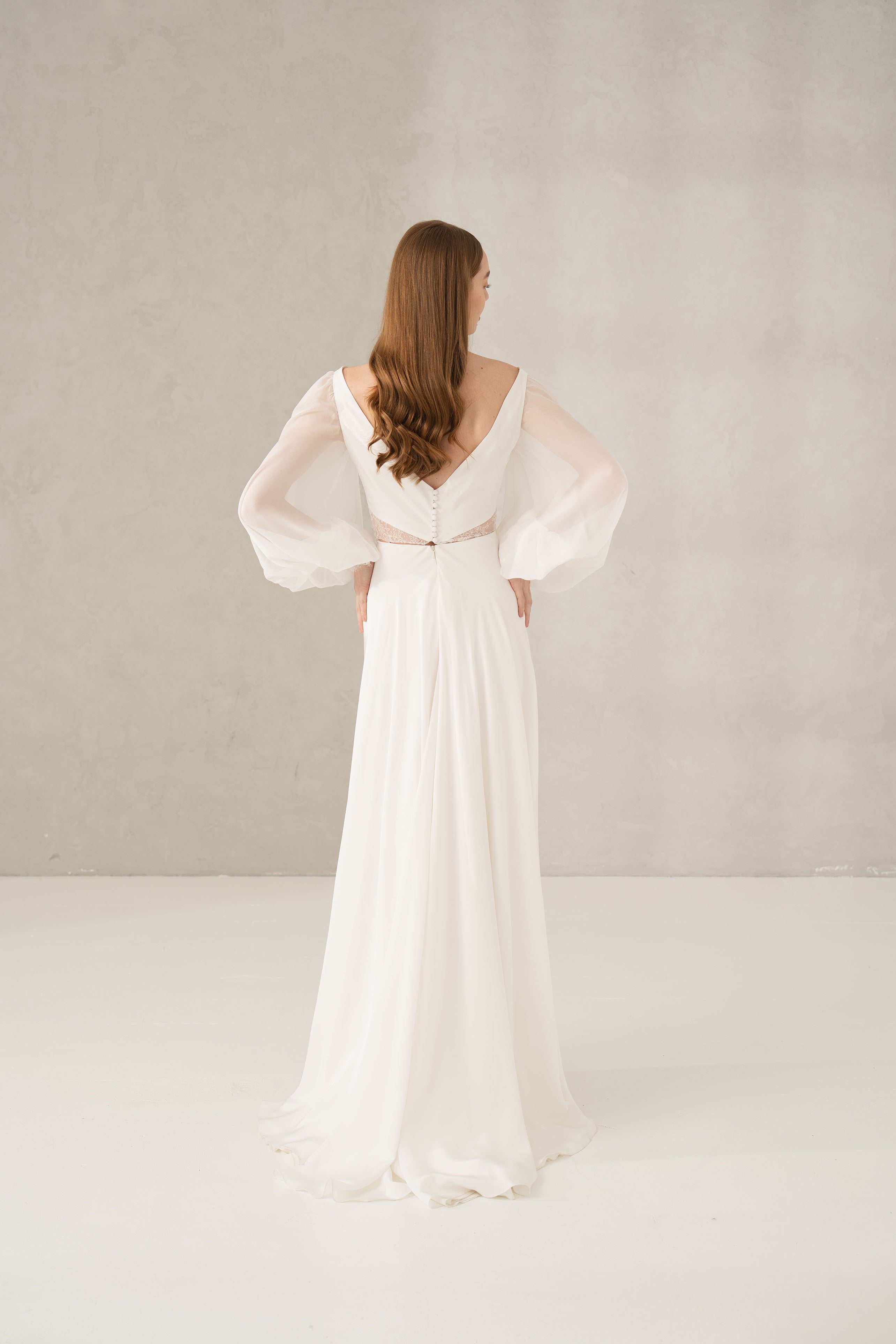 Rochie mireasa decolteu v si maneci Aine