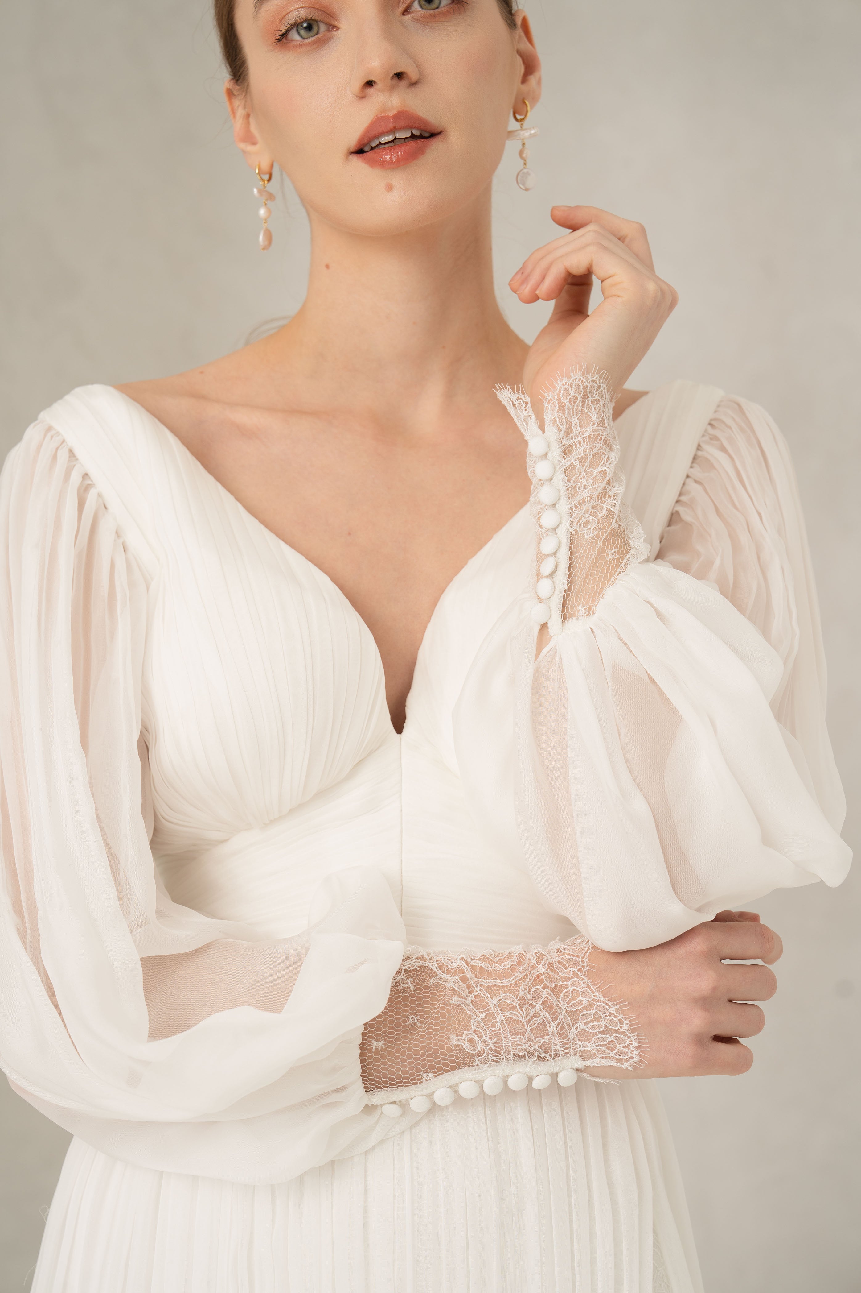 Rochie mireasa maneci si crapatura Aurora