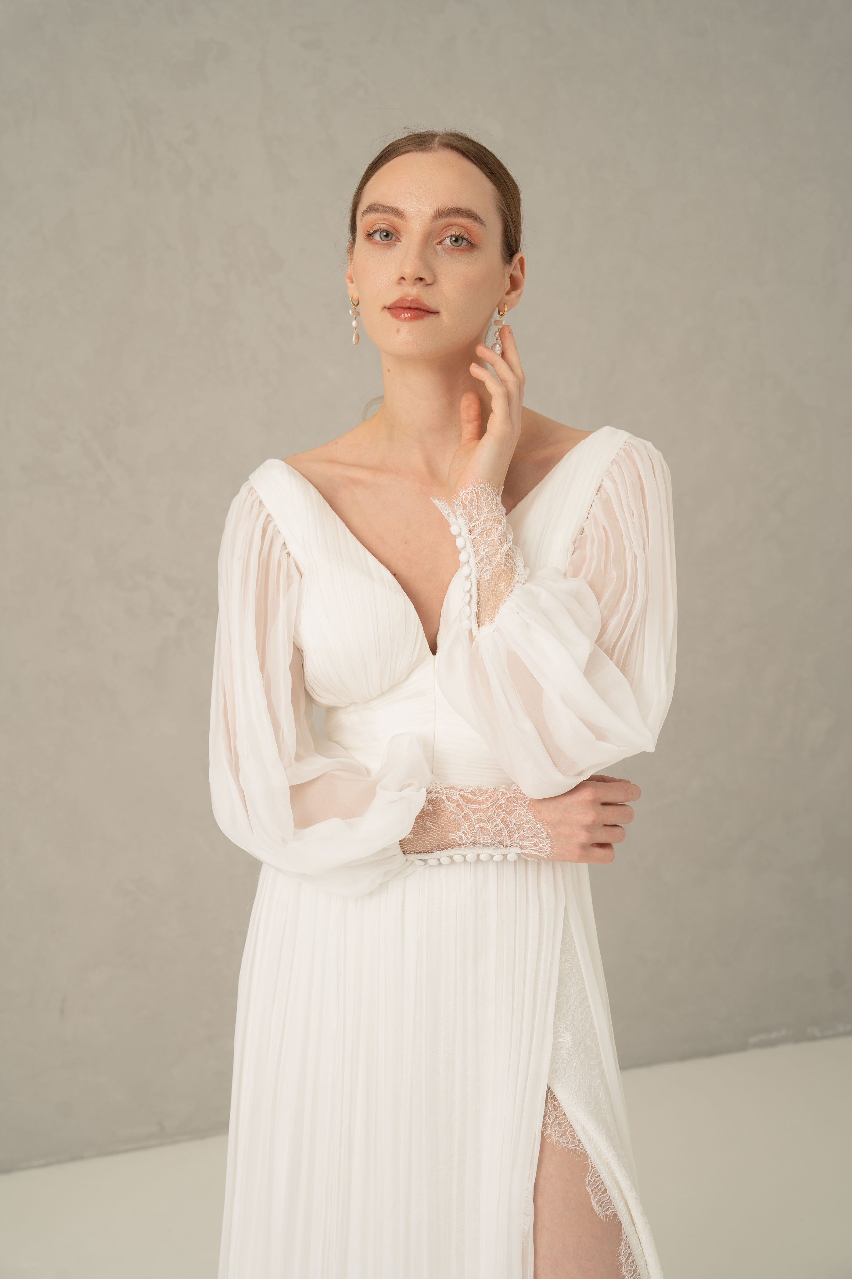 Rochie mireasa maneci si crapatura Aurora