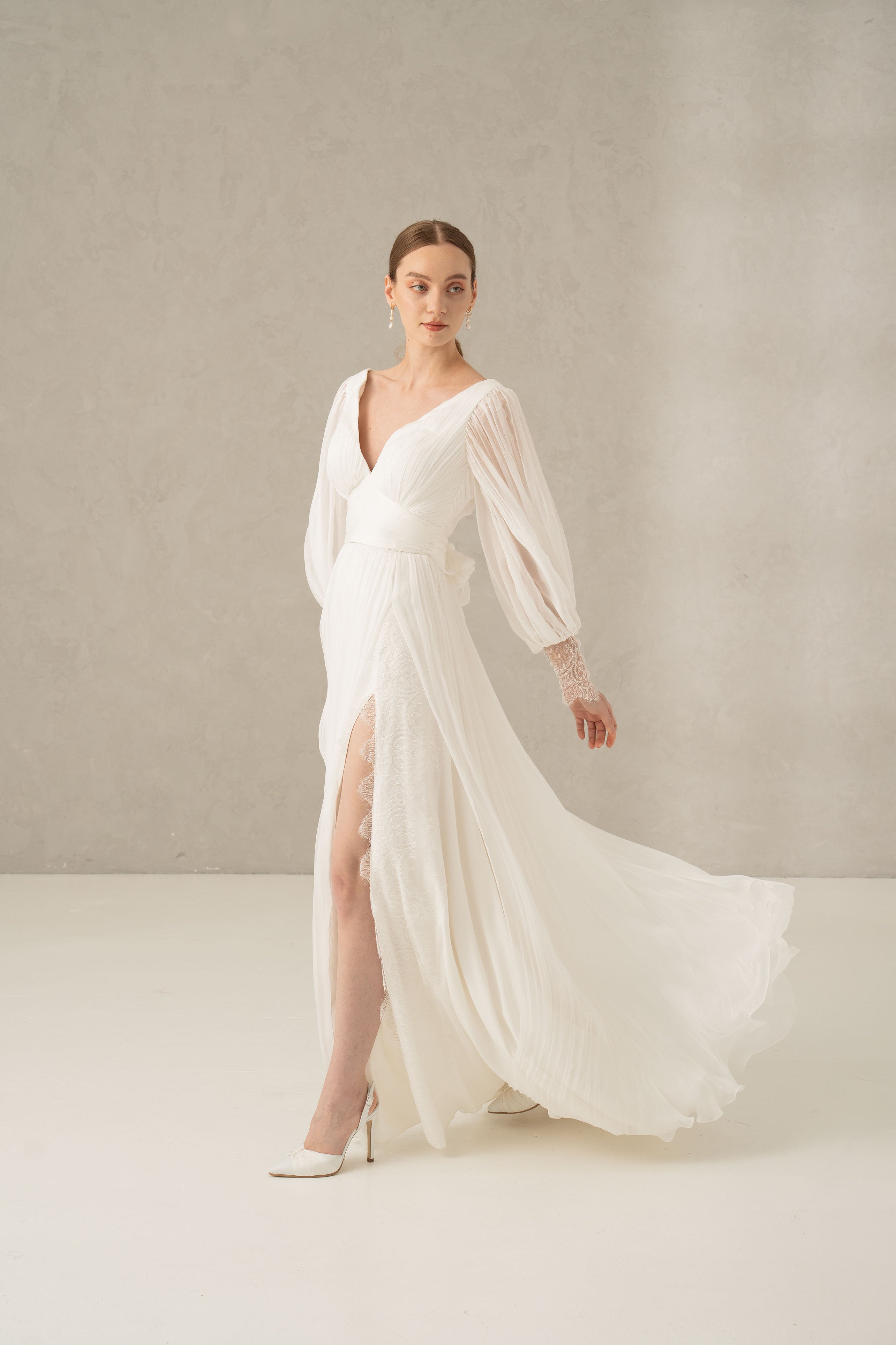 Rochie mireasa maneci si crapatura Aurora