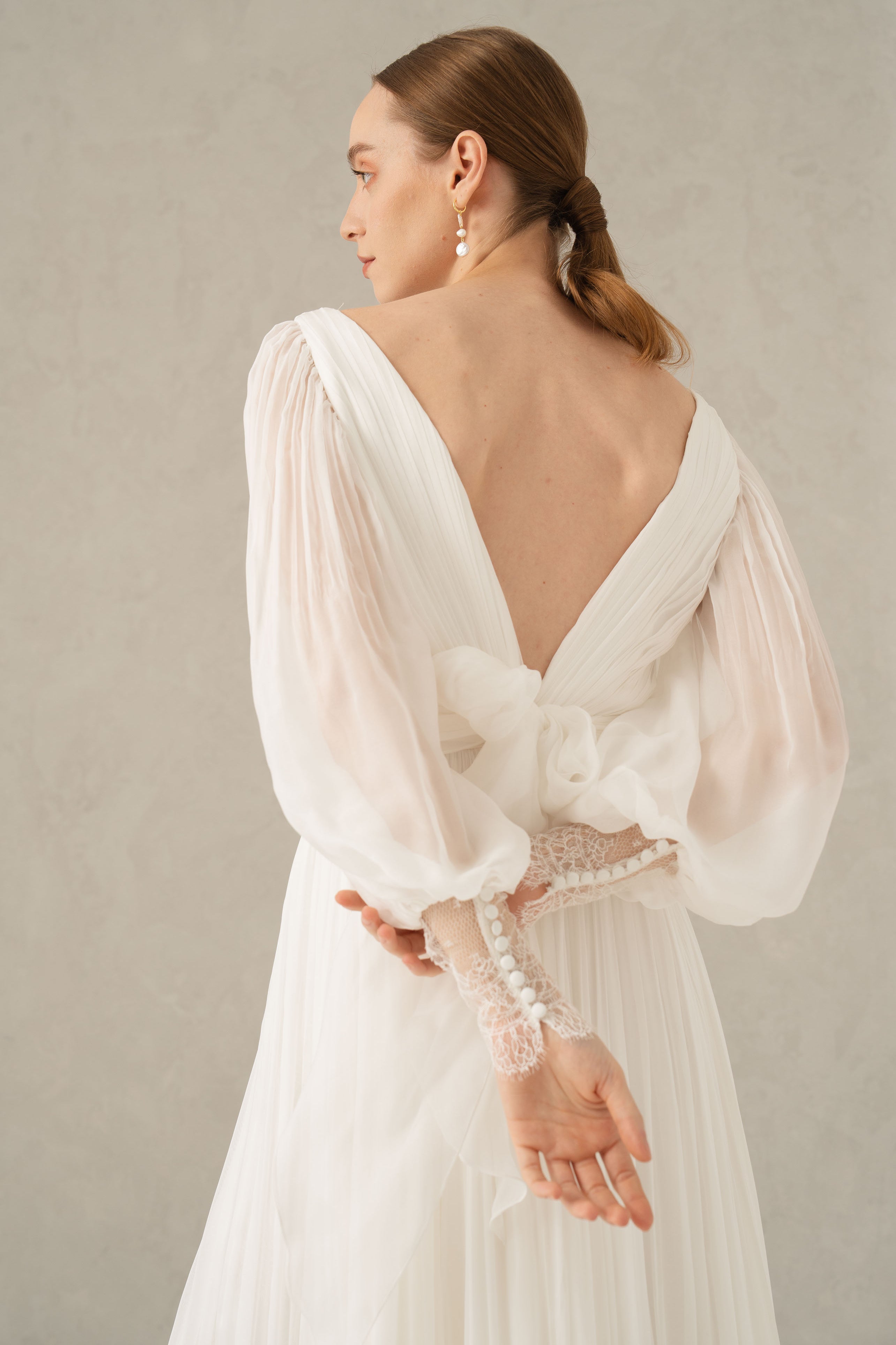 Rochie mireasa maneci si crapatura Aurora